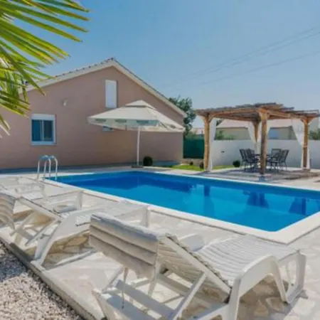 Casa vacanze House Mell With Pool