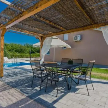 Casa vacanze House Mell With Pool Policnik