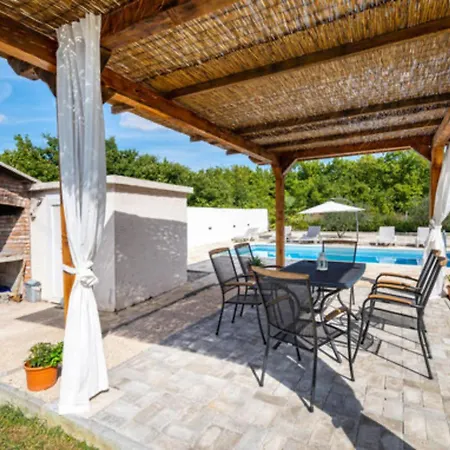 Casa vacanze House Mell With Pool