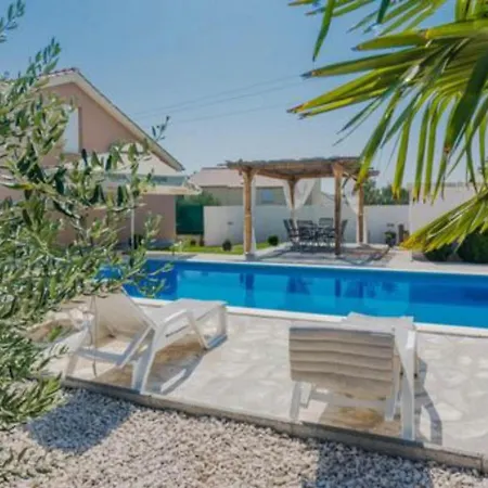 House Mell With Pool