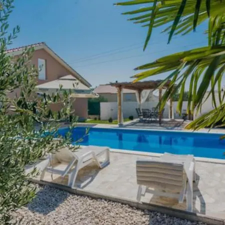 Casa vacanze House Mell With Pool Policnik